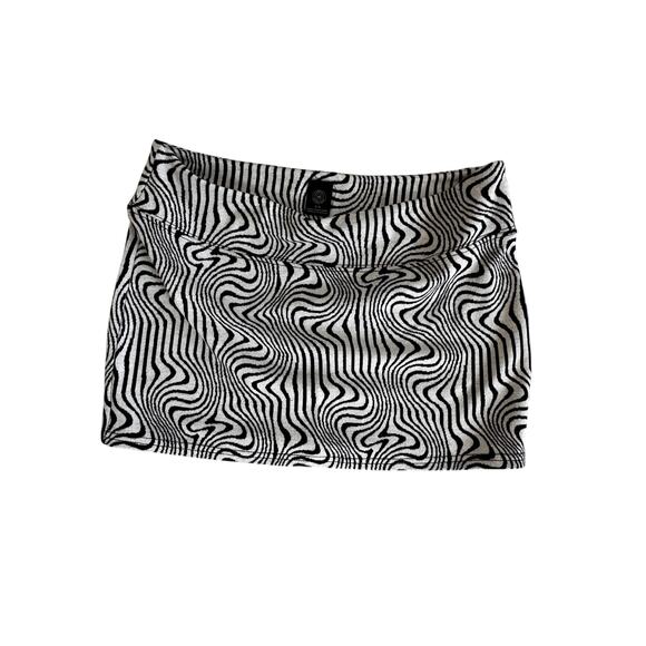 Urban Outfitters Women's Black and White Swirl Jacquard mini skirt Size M - Picture 2 of 3